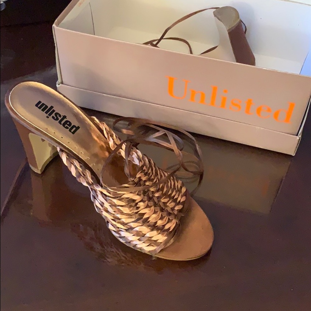 Brown heeled sandal with wrap strings
